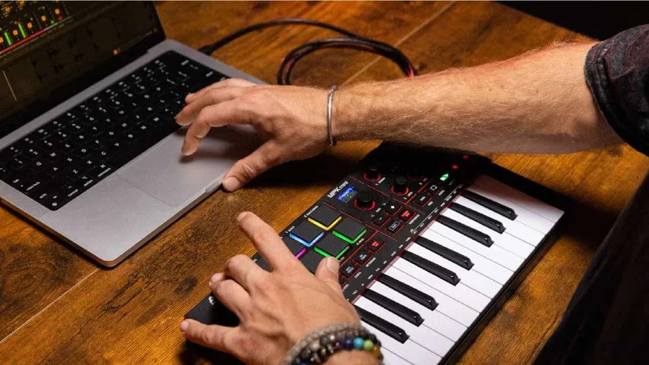 میدی کنترلر AKAI MPK Mini Mini IV - فروشگاه اینترنتی کالا استودیو میدی کنترلر آکایی AKAI MPK Mini IV - خرید میدی کنترلر - قیمت میدی کنترلر - خرید میدی کیبورد - میدی کنترلر آکایی - میدی کنترلر AKAI - میدی کنترلر ام پی کی مینی - میدی کنترلر 25 کلاویه - میدی کنترلر قابل حمل - میدی کیبورد کوچک - قیمت میدی کنترلر - آکایی MPK Mini IV - میدی کنترلر AKAI MPK Mini نسل چهار - فروشگاه اینترنتی کالا استودیو
